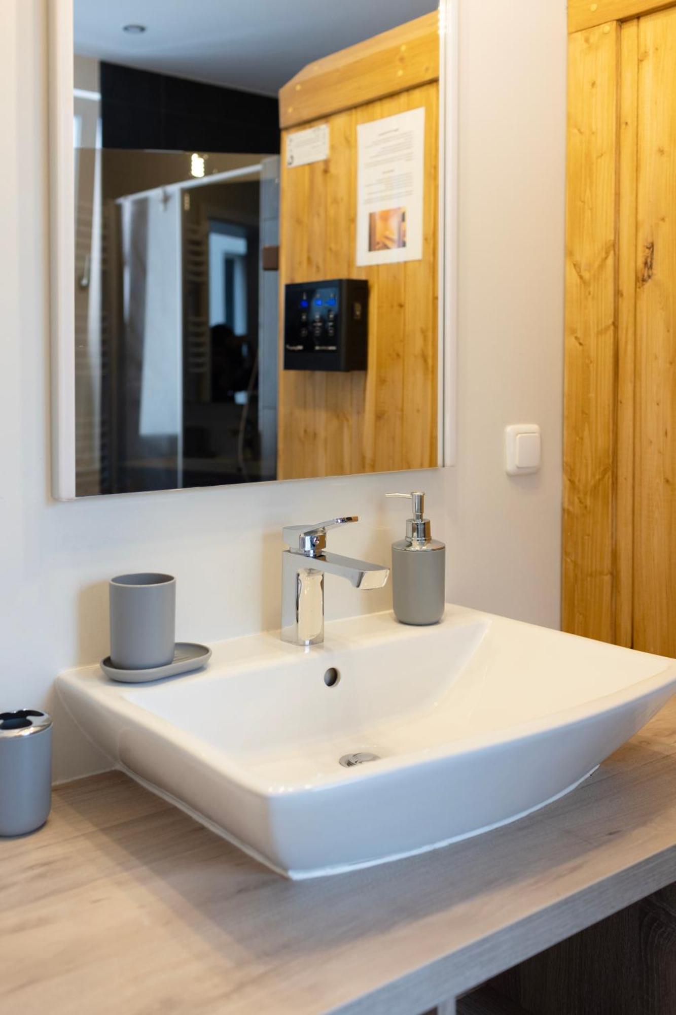 Huge Apartment With Sauna And Free Parking ดุยส์บูร์ก ภายนอก รูปภาพ