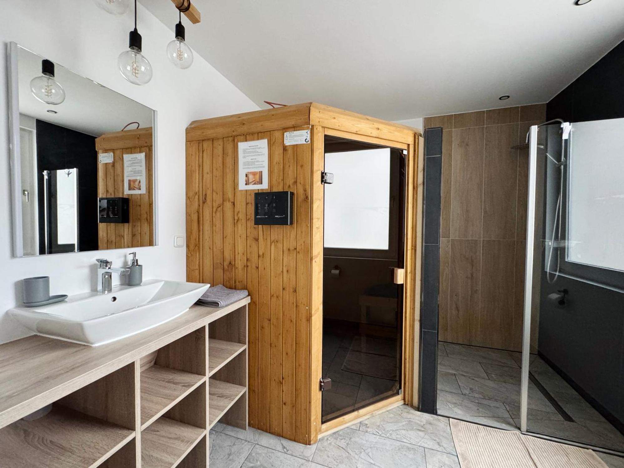 Huge Apartment With Sauna And Free Parking ดุยส์บูร์ก ภายนอก รูปภาพ